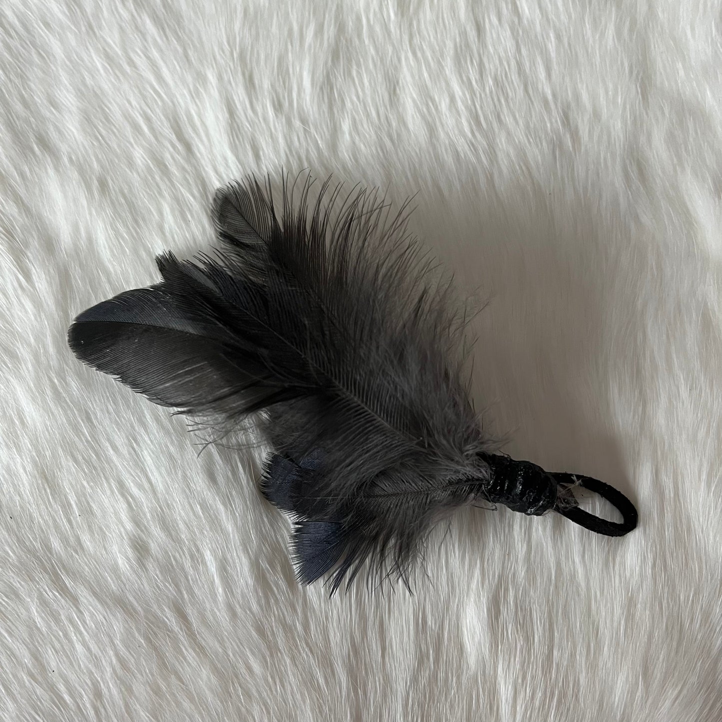 Accessoire en plumes de corneille
