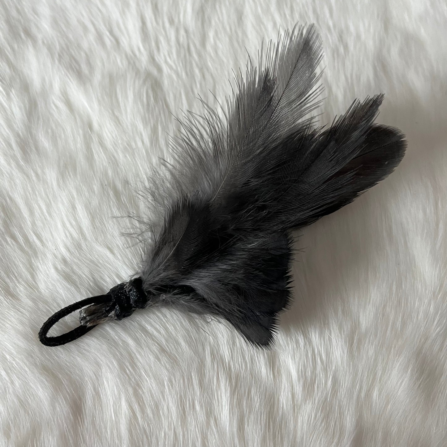 Accessoire en plumes de corneille
