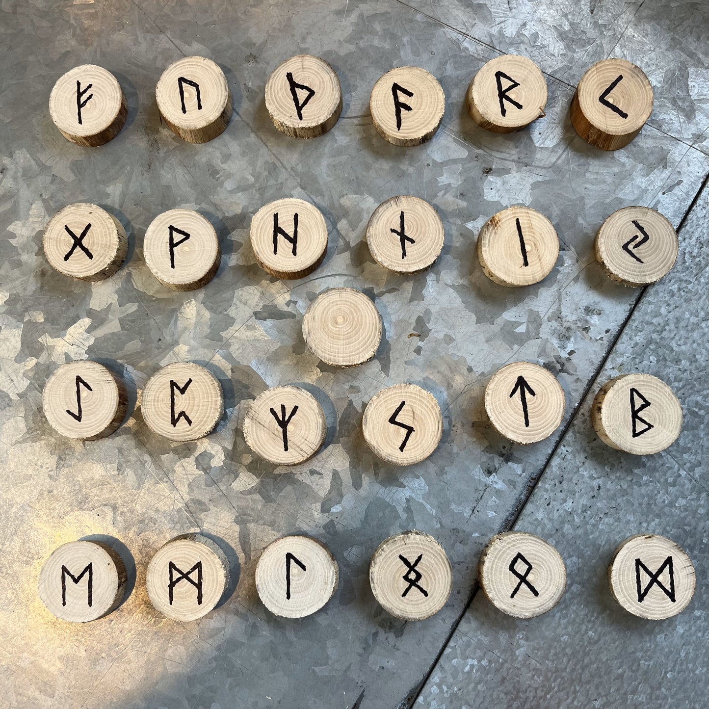 Tranches de bois avec runes vikings
