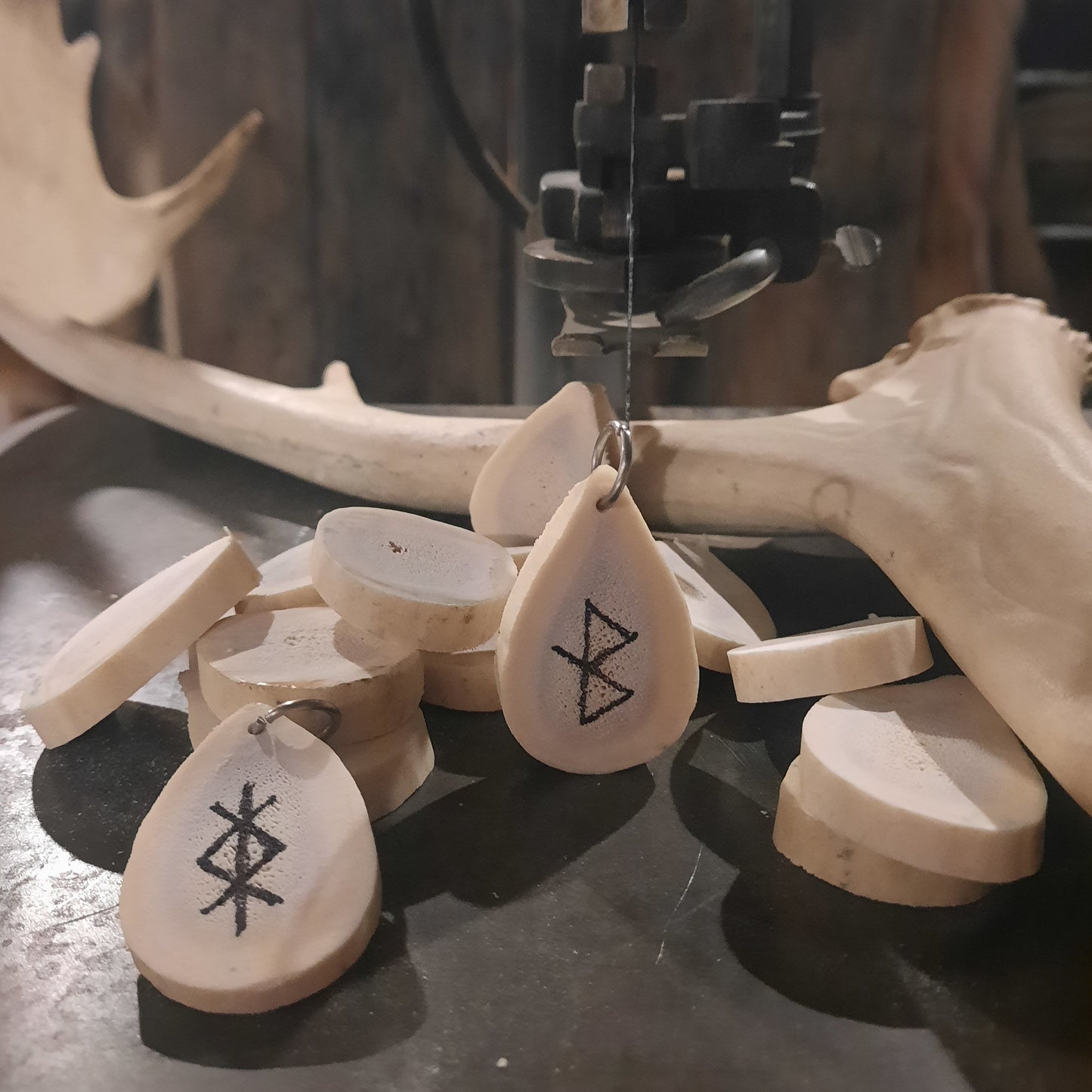 Charme runique, os de caribou