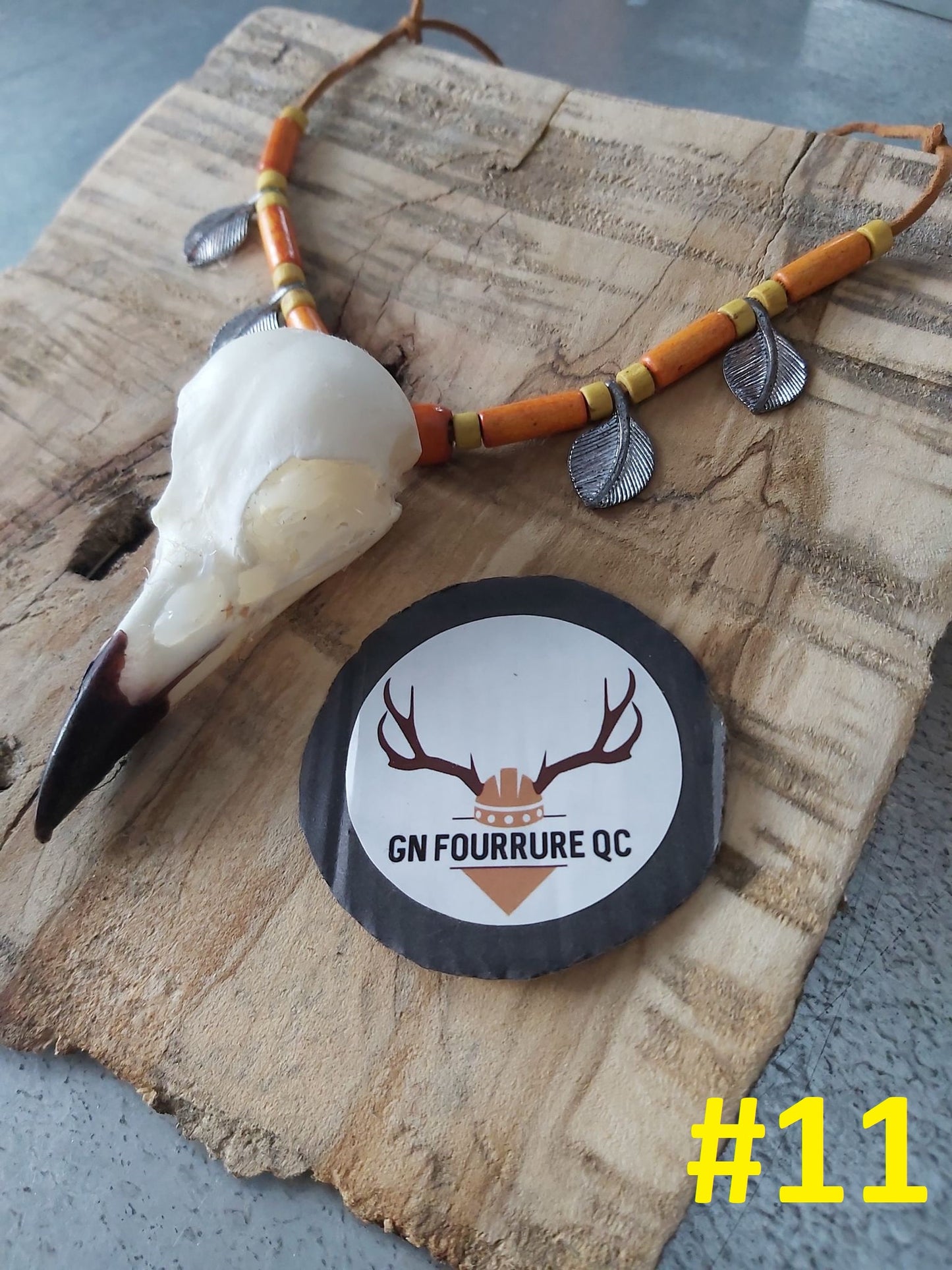 Collier avec petit crâne d'animal