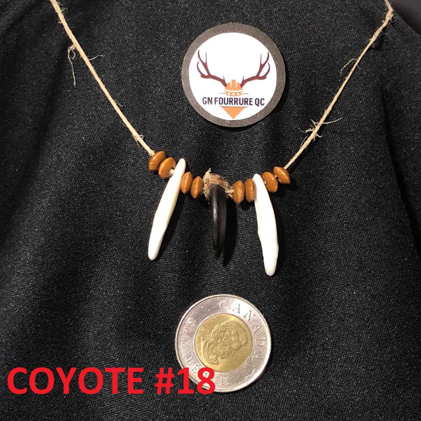 Collier griffe de coyote, perles en bois