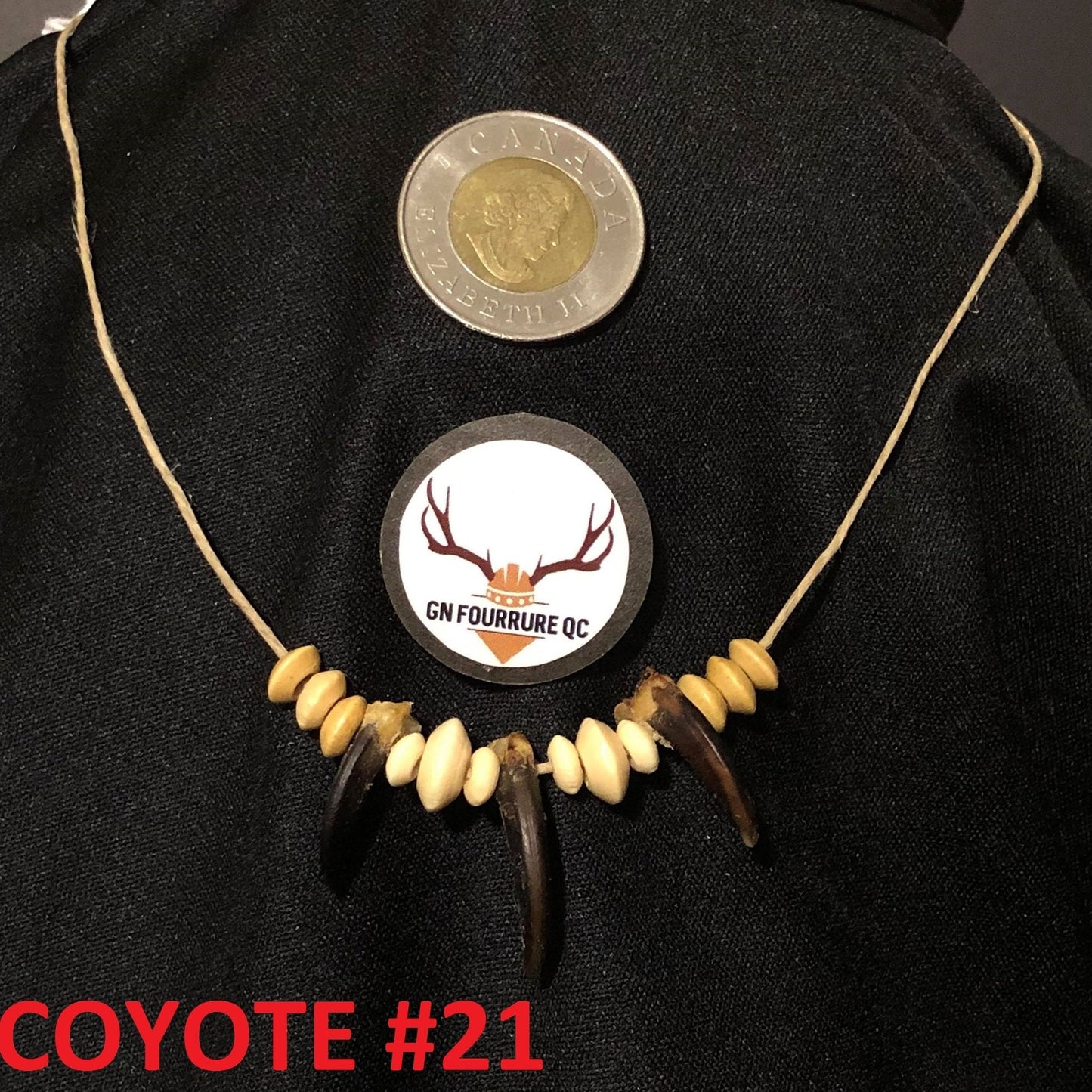 Collier griffe de coyote, perles en bois