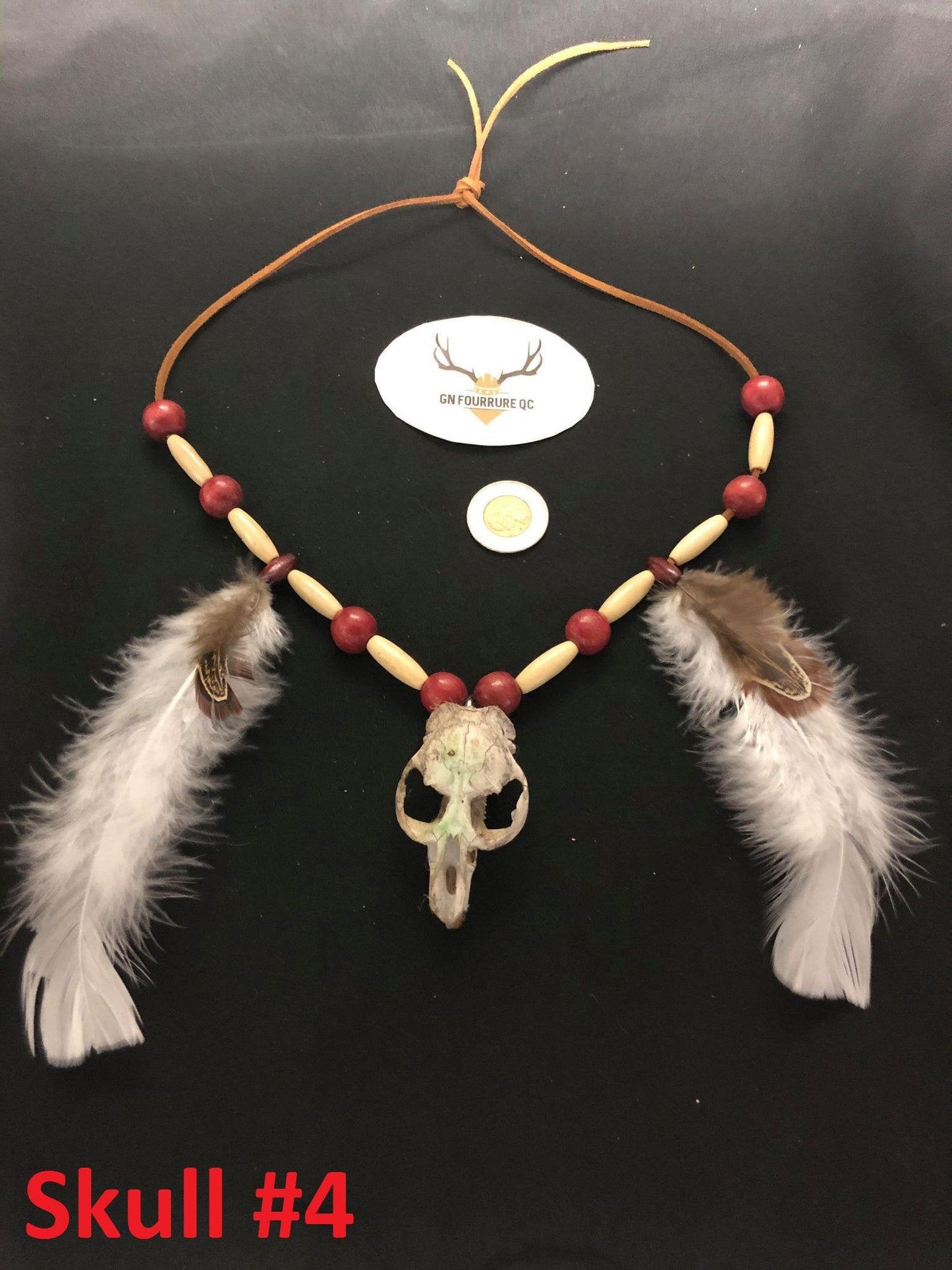 Collier avec petit crâne d'animal