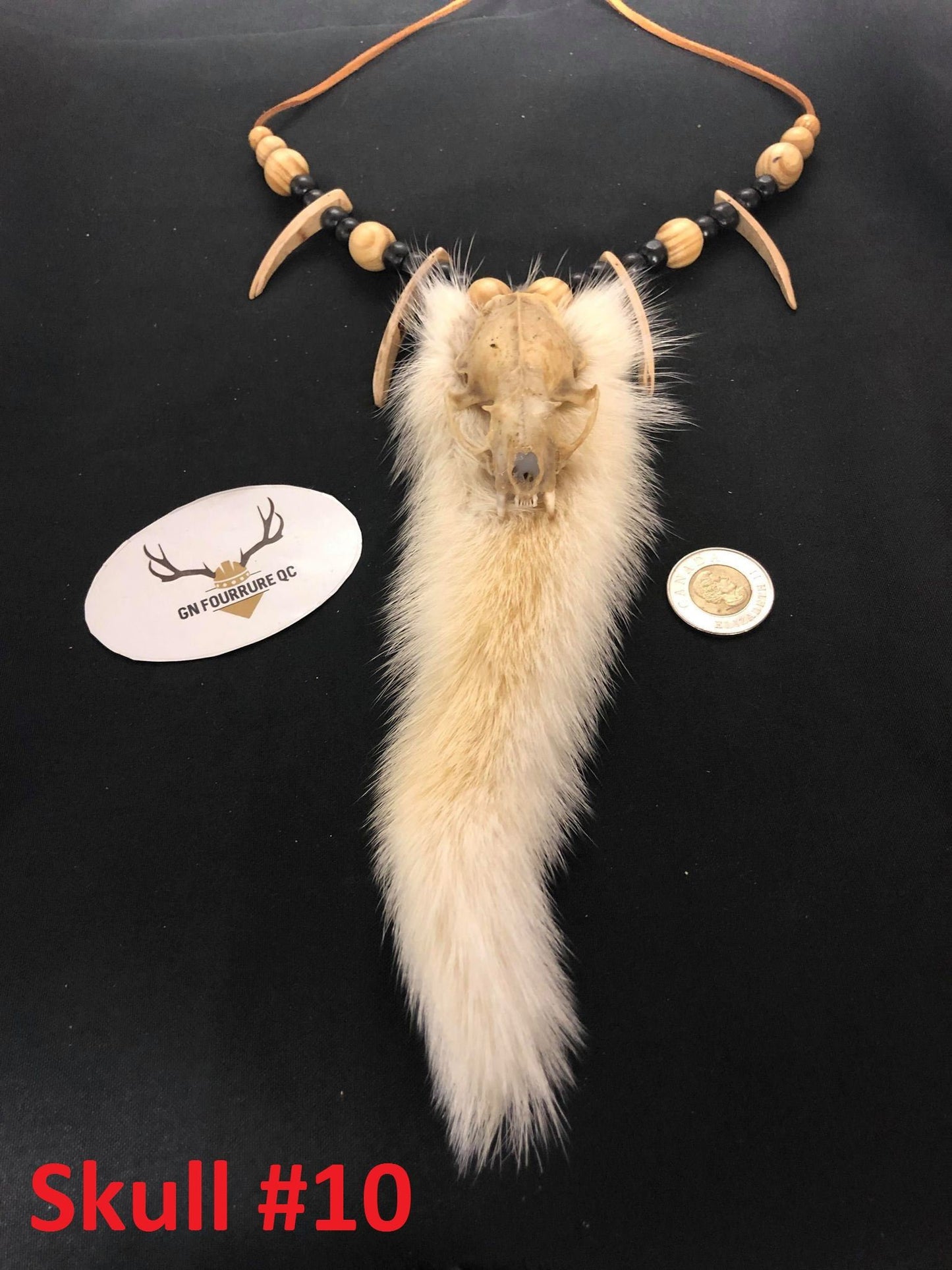 Collier avec petit crâne d'animal